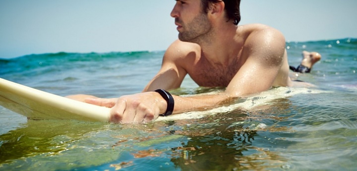 Водонепроницаемые фитнес-браслеты позволяют плавать или принмать душ, не снимая девайс с руки